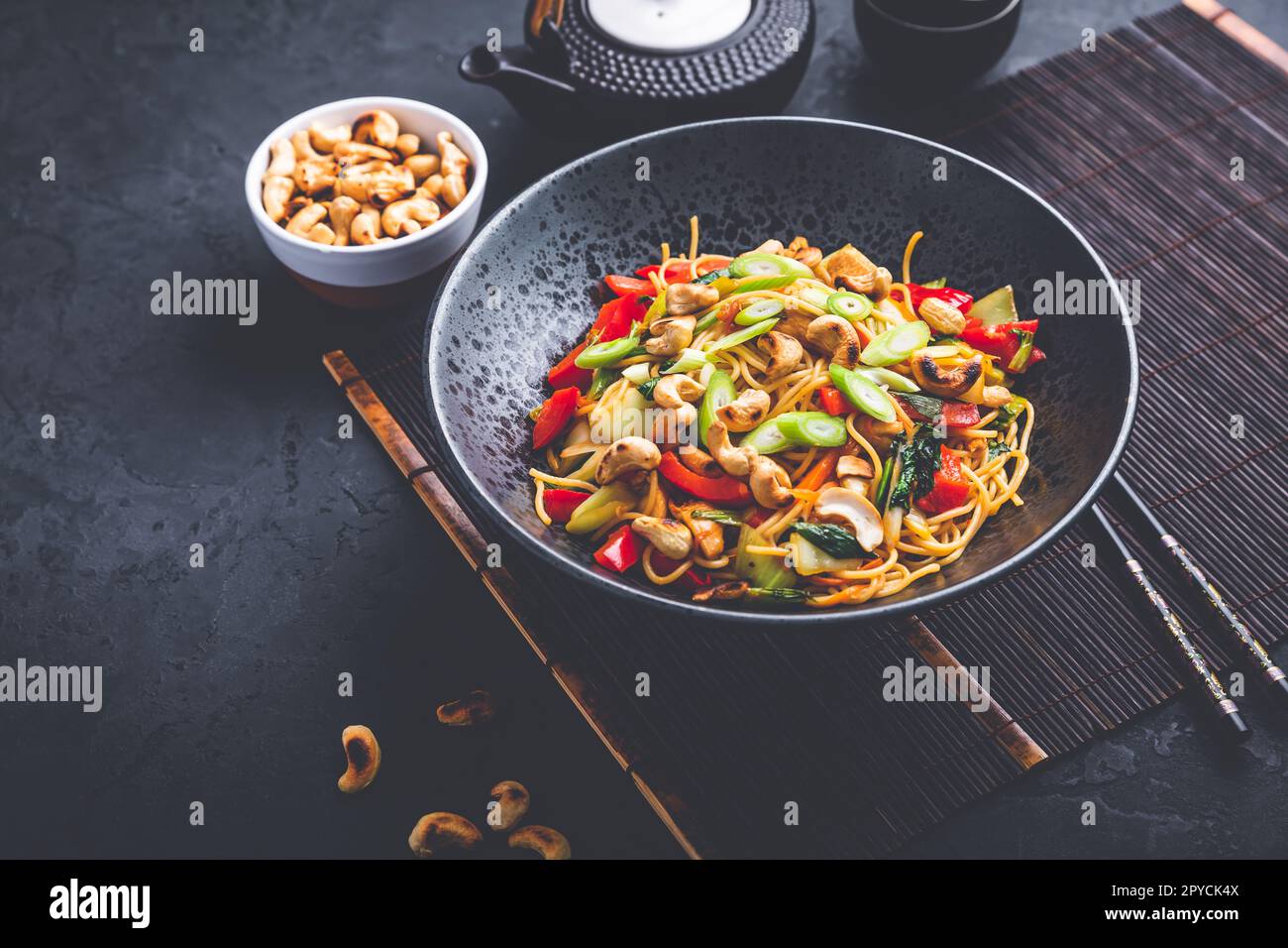 Mescolare gli spaghetti saltati con pollo, verdure e anacardi tostati Foto Stock