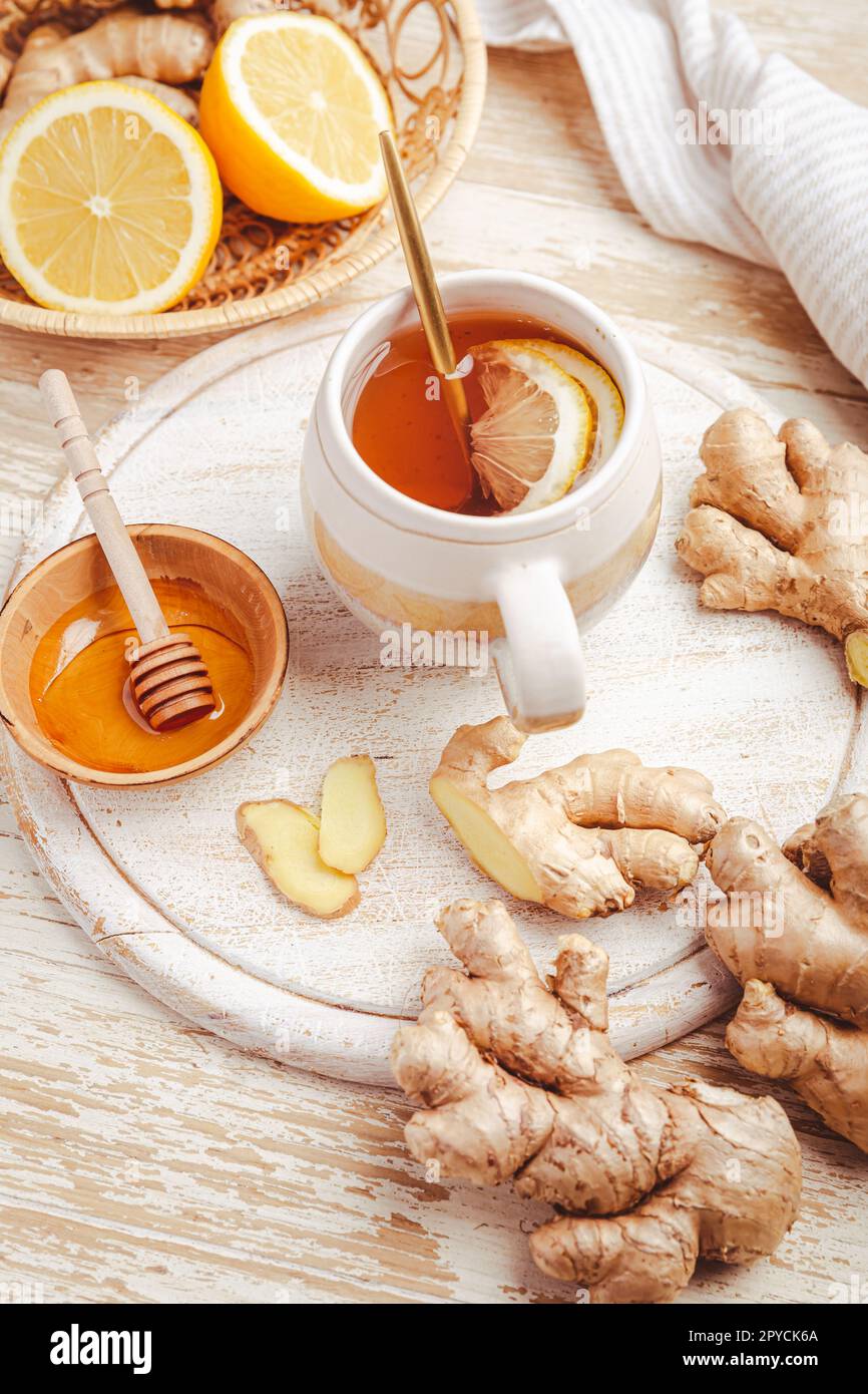 Tè allo zenzero con limone e miele su un tavolo di legno Foto stock - Alamy