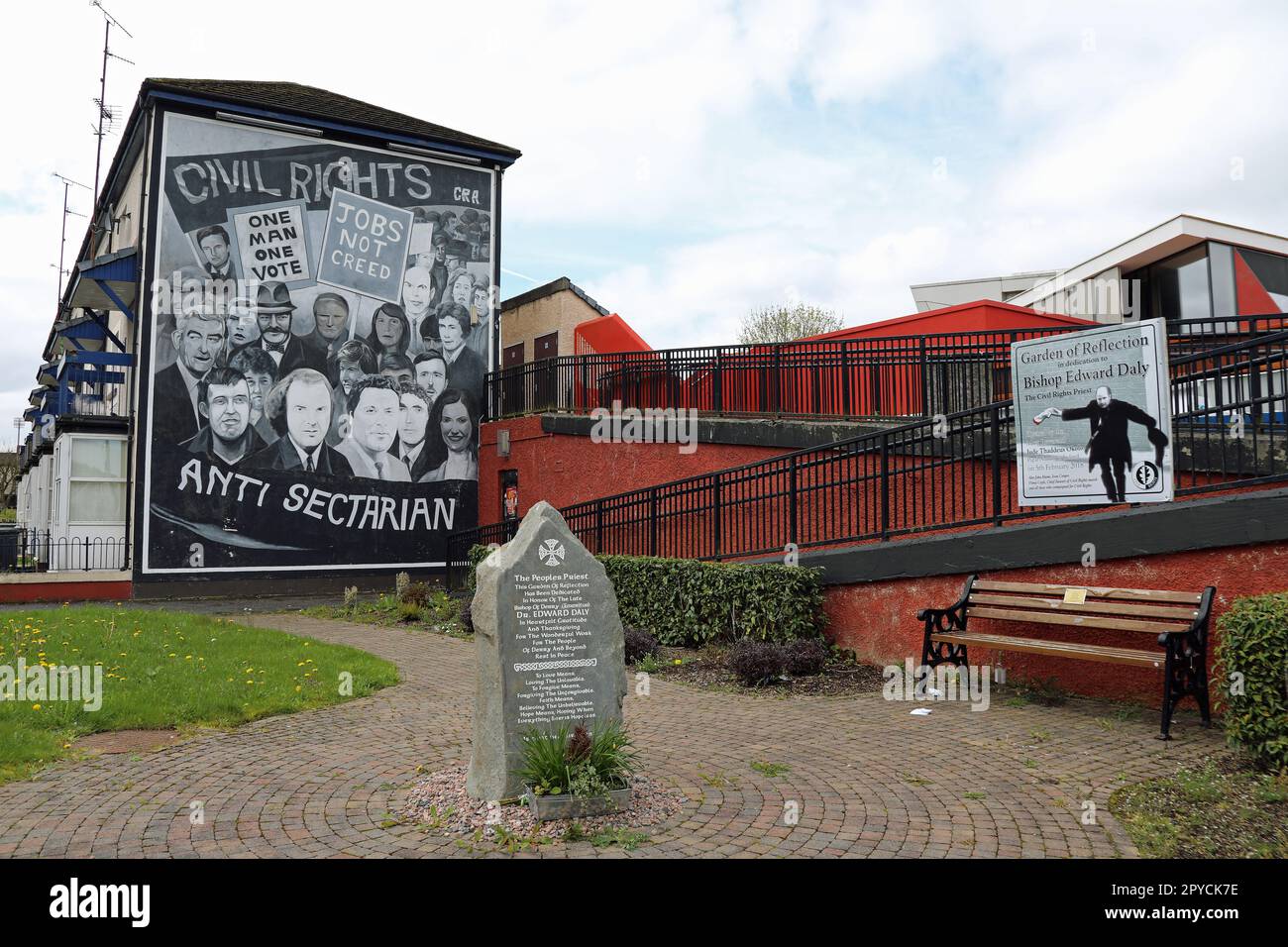 Giardino di riflessione dedicato all'ex Vescovo di Derry Edward Daly Foto Stock