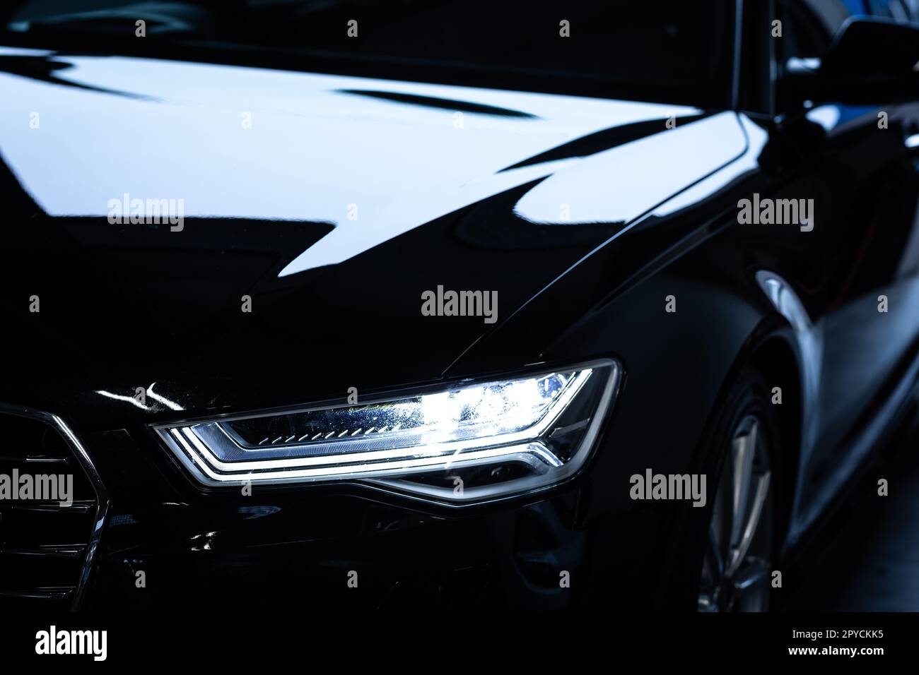 Auto moderna in un'officina di dettaglio su cui lavorare, decontaminata, cerata, lucidata, rifinita alla perfezione Foto Stock