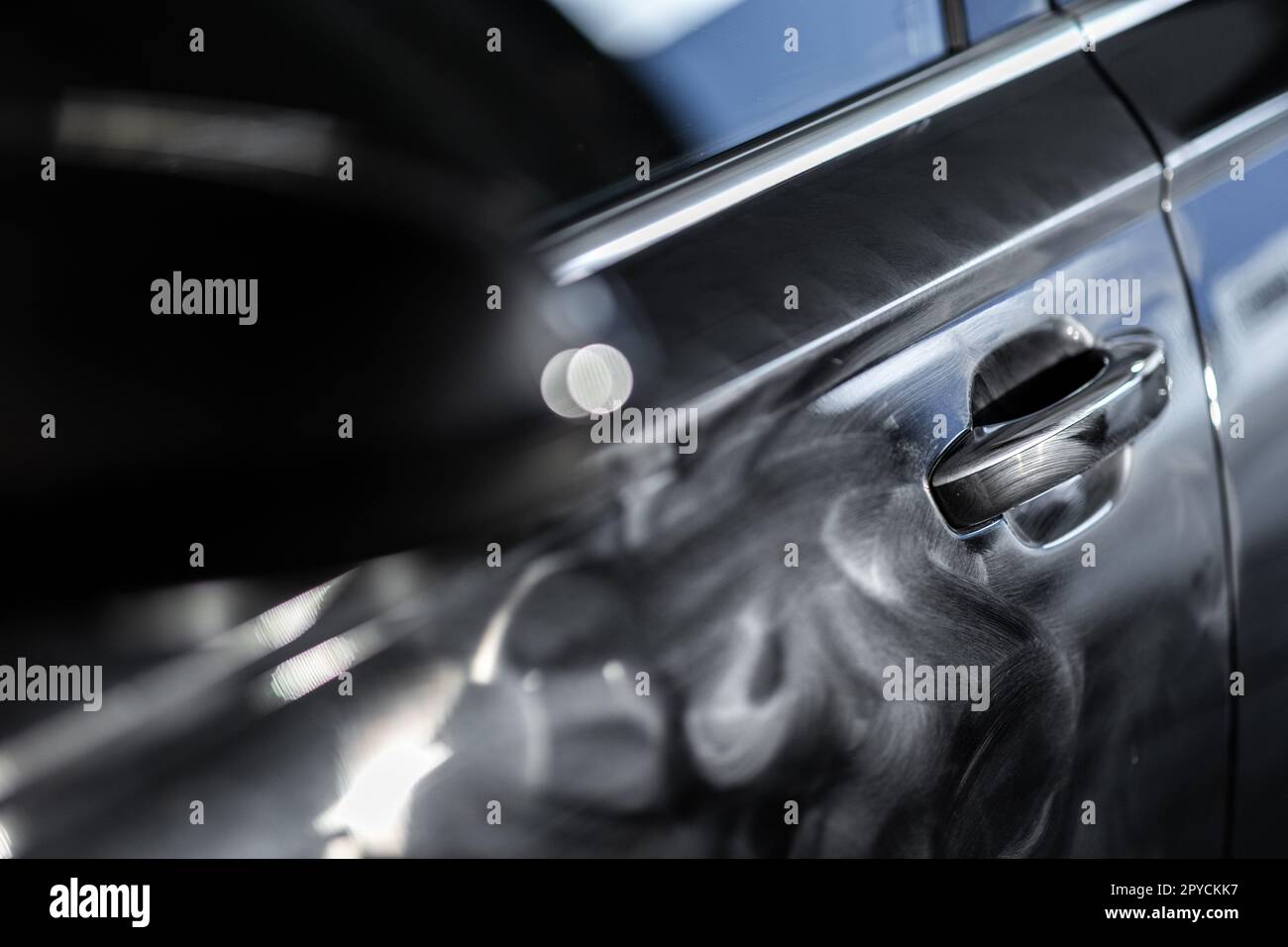 Auto moderna in un'officina di dettaglio su cui lavorare, decontaminata, cerata, lucidata, rifinita alla perfezione Foto Stock