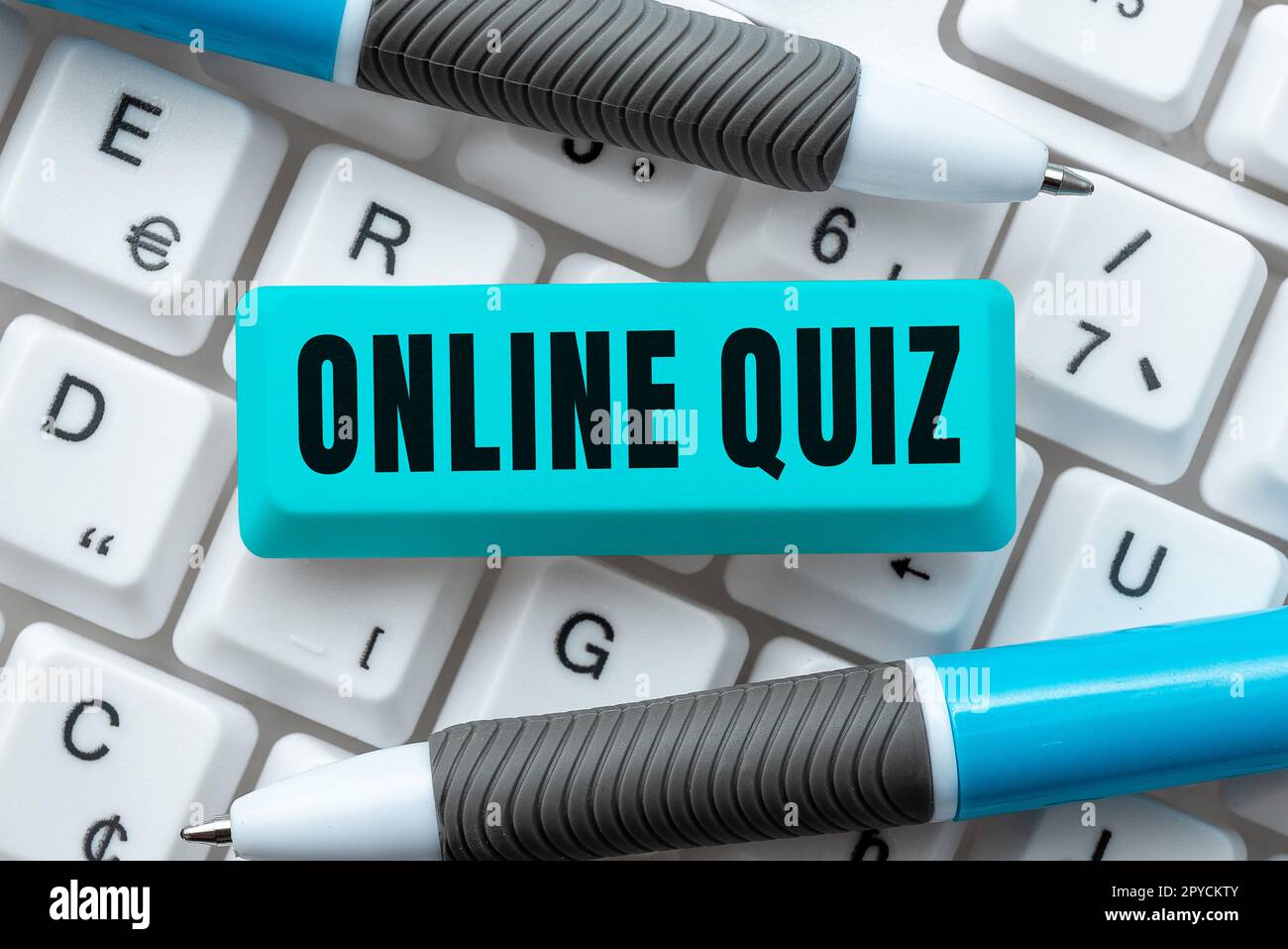 Quiz online con il segno della scrittura a mano. Concetto che significa gioco o uno sport mentale che sono pubblicati su Internet Foto Stock