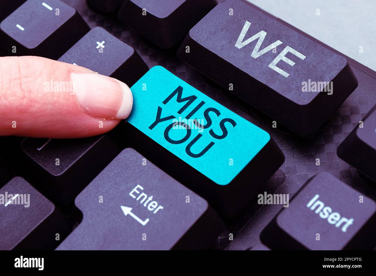 Visualizzazione concettuale ci manchi. Parola per sentirsi triste perché non siete qui più messaggio amorevole Foto Stock