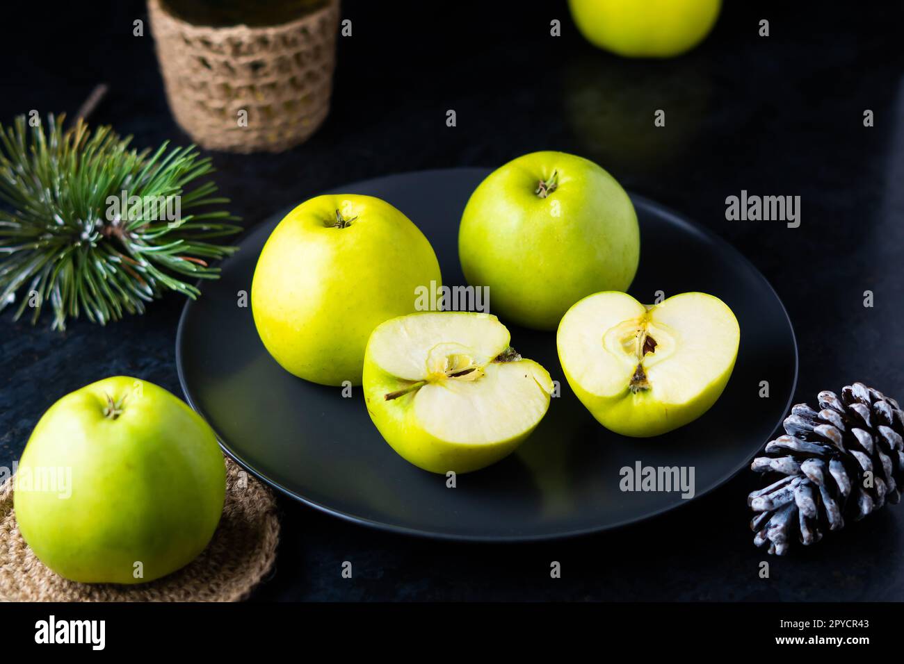 Frutti di mela verde maturi su tavolo di pietra scura. Vista dall'alto con spazio di copia. Disposizione piatta Foto Stock