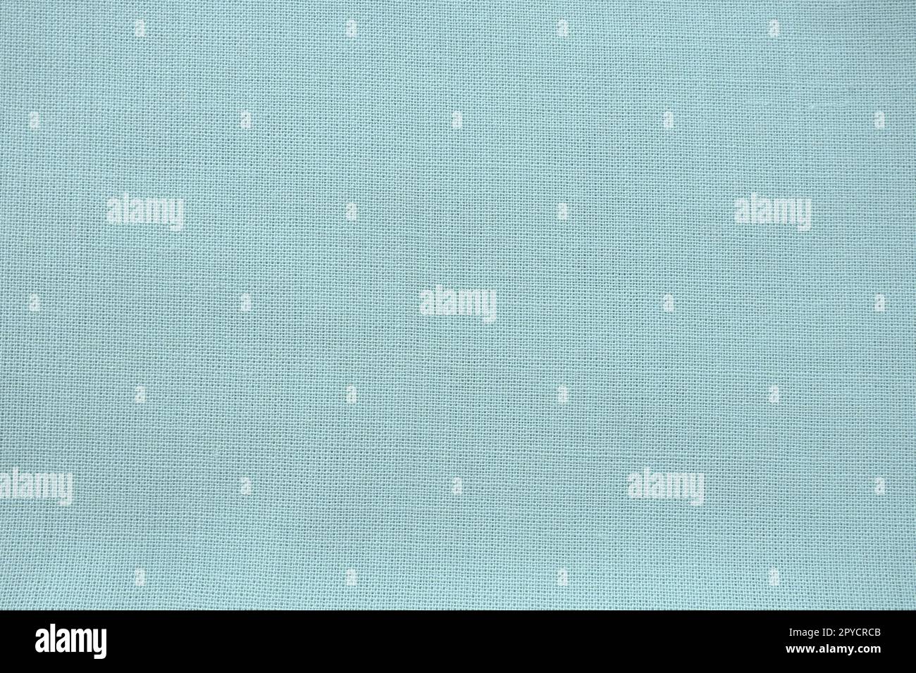 primo piano in tessuto verde chiaro o blu naturale. La consistenza del tessuto è realizzata in cotone naturale o in lino. Sfondo canvas verde. Superficie liscia del tessuto color menta Foto Stock