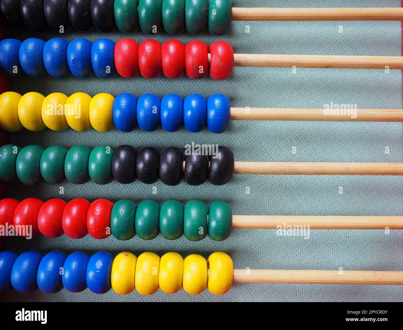 Concetto educativo - abaco con molte perle colorate. Dettagli rossi, blu, verdi, neri e gialli sull'abaco. Esercizi matematici. Programma scolastico Foto Stock