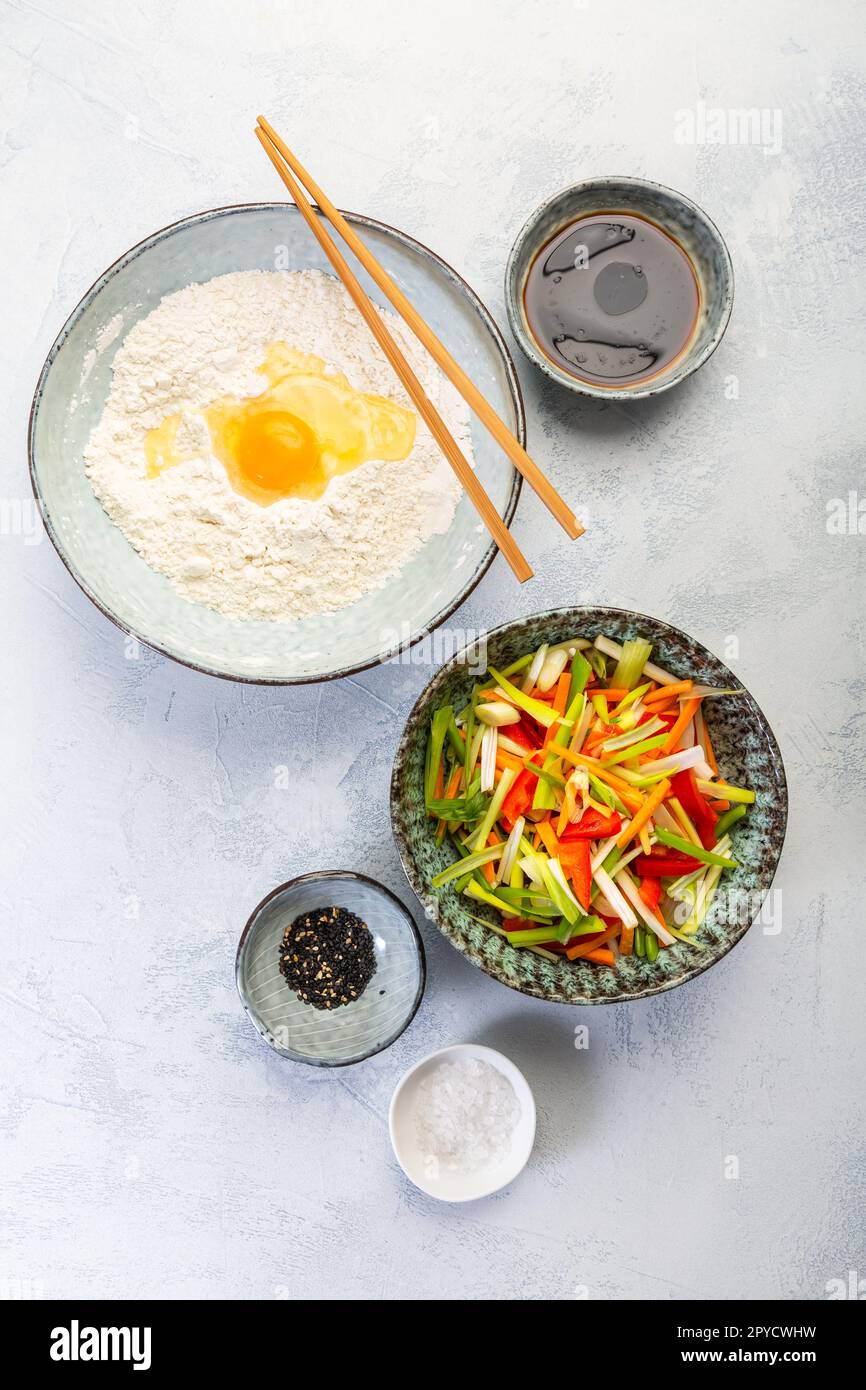 Ingredienti per pancake di verdure - pancake coreano, pizza coreana - cucina asiatica Foto Stock