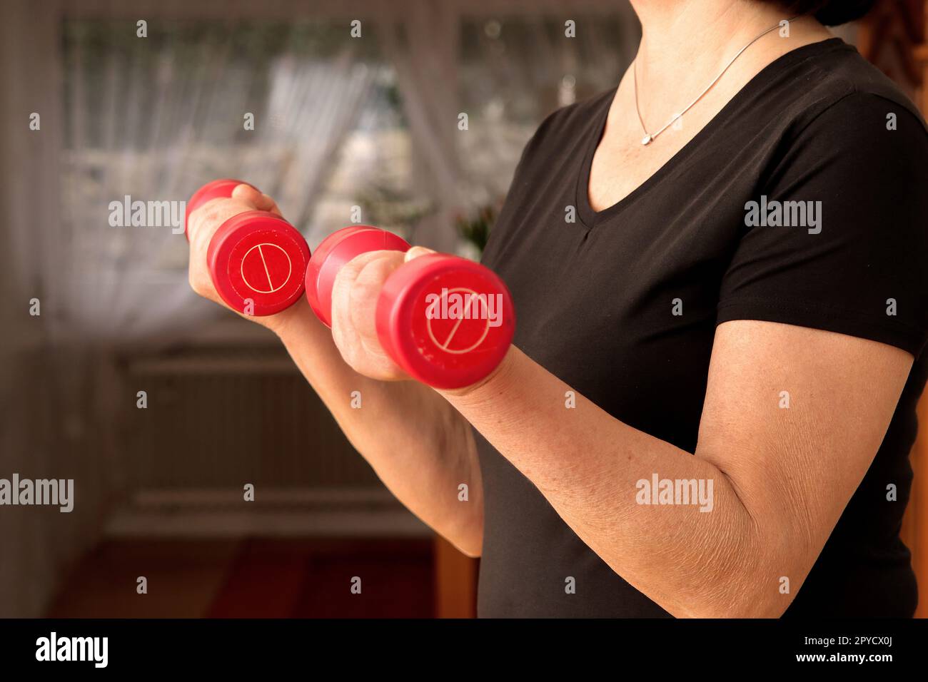 La donna si allena a casa Foto Stock