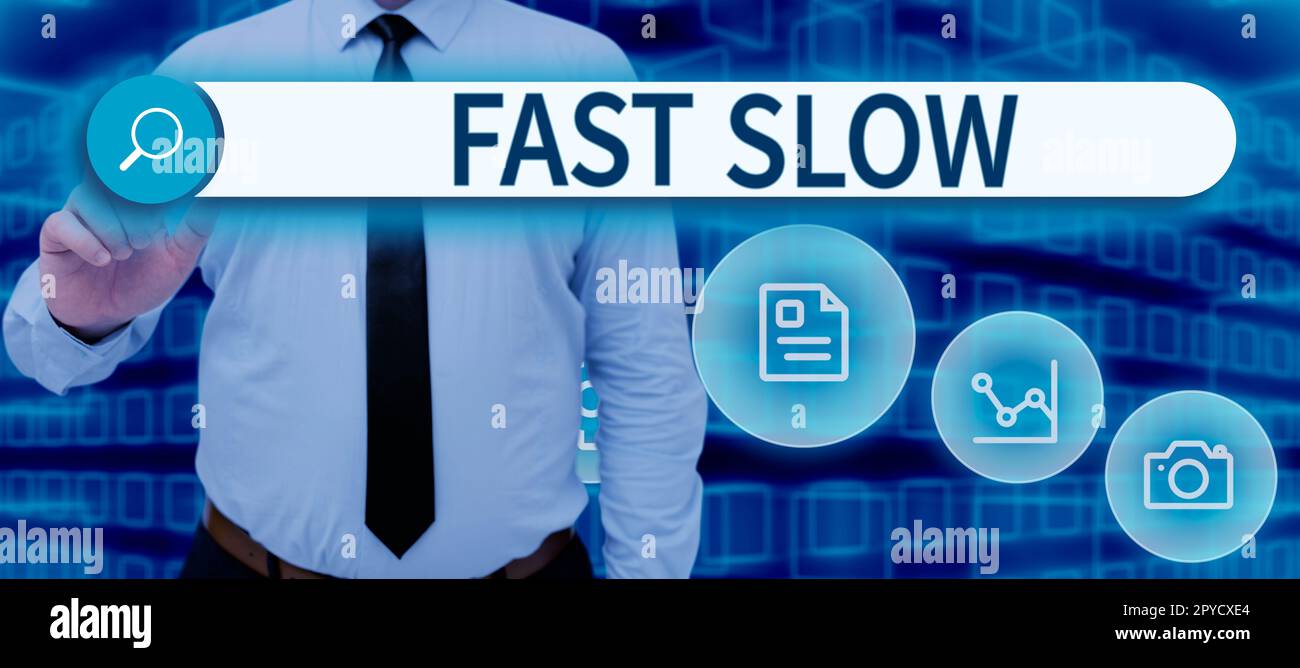 Ispirazione che mostra il segno Fast Slow. Parola per muoversi o procedere con una velocità maggiore o minore del normale Foto Stock