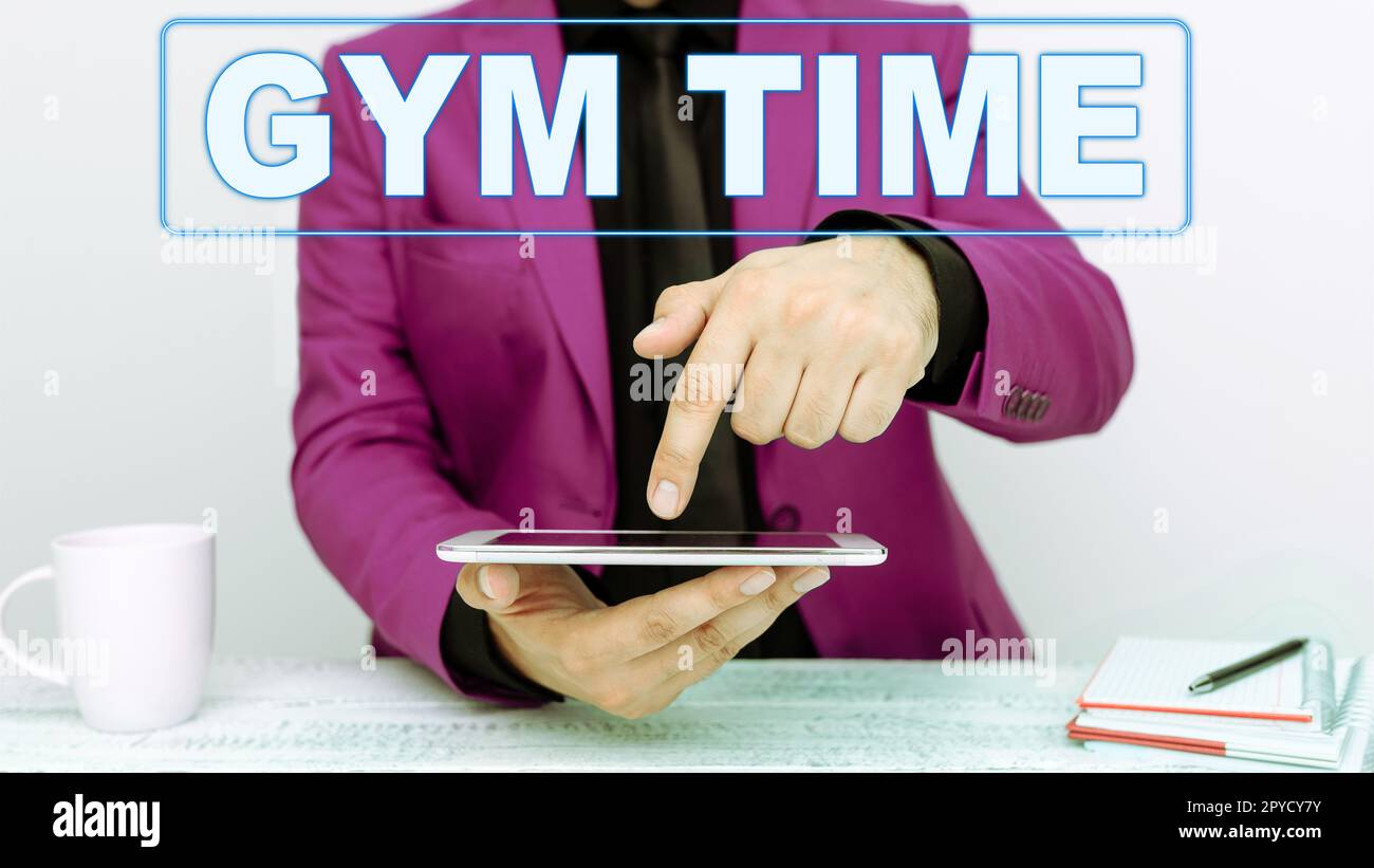 Ispirazione che mostra il segno Gym Time. Concetto che significa una motivazione per iniziare a lavorare fuori facendo esercizi di fitness Foto Stock