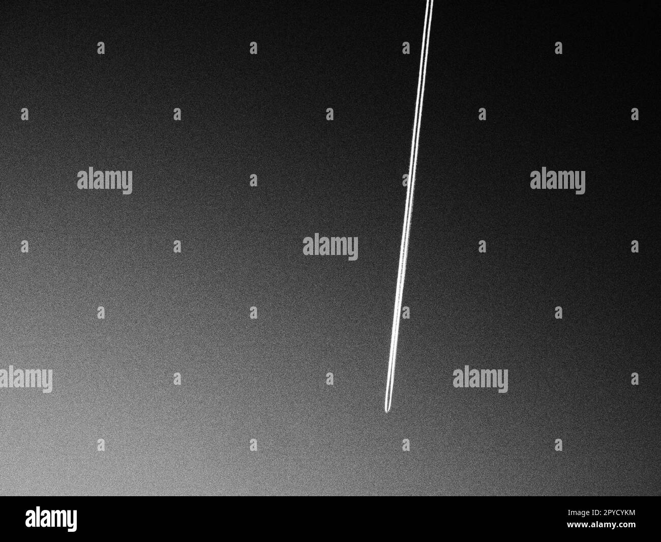 Il sentiero di un aereo volante nel cielo. Fotografia monocromatica in bianco e nero. Emissioni di cherosene o di combustibile per missili eptilici. Un concetto ecologico. Trasporto aereo di affari e di passeggeri Foto Stock