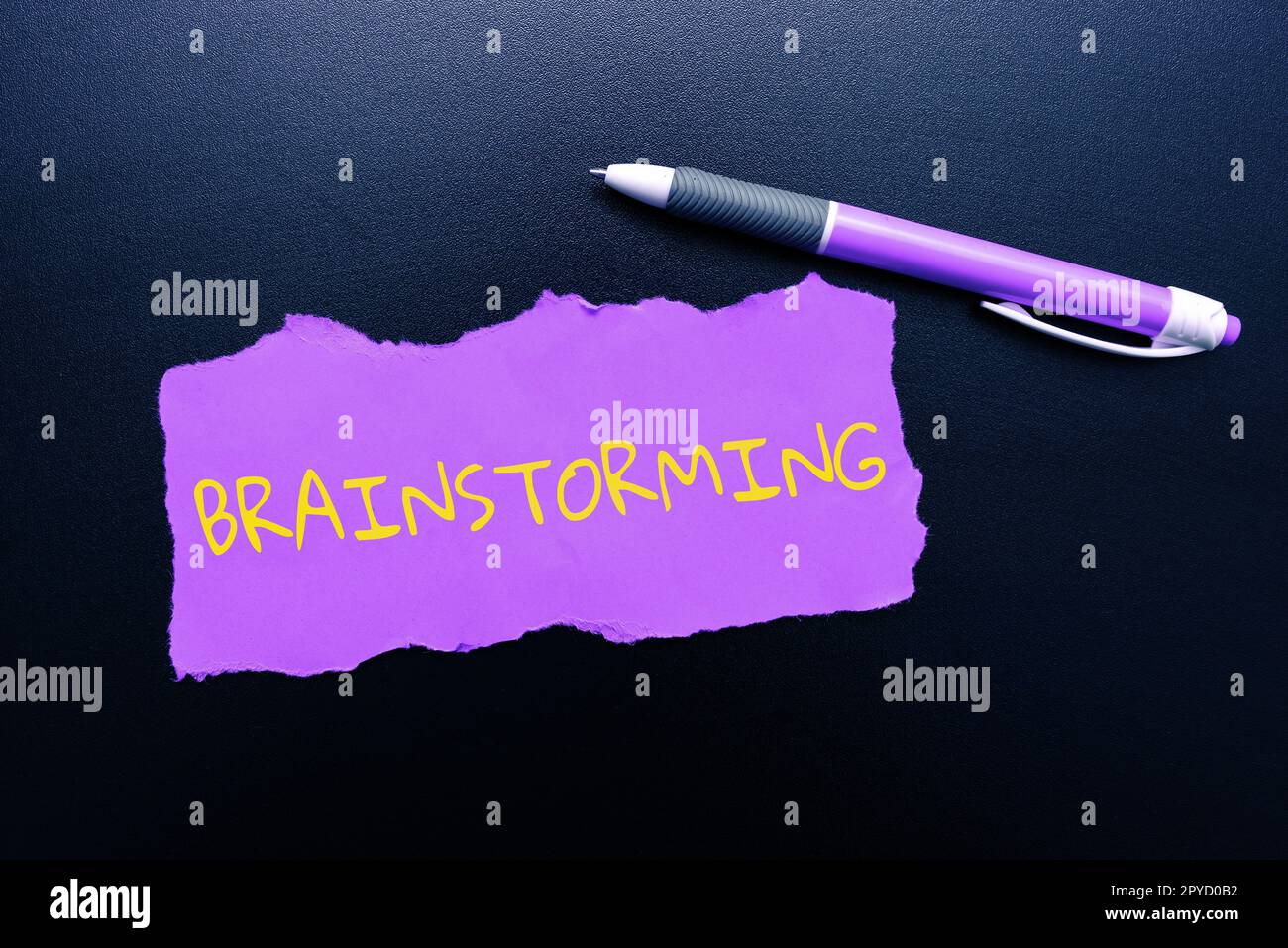 Scrittura manuale del testo Brainstorming. Business idea tenere una discussione di gruppo per produrre idee lavoro di squadra riunione Foto Stock