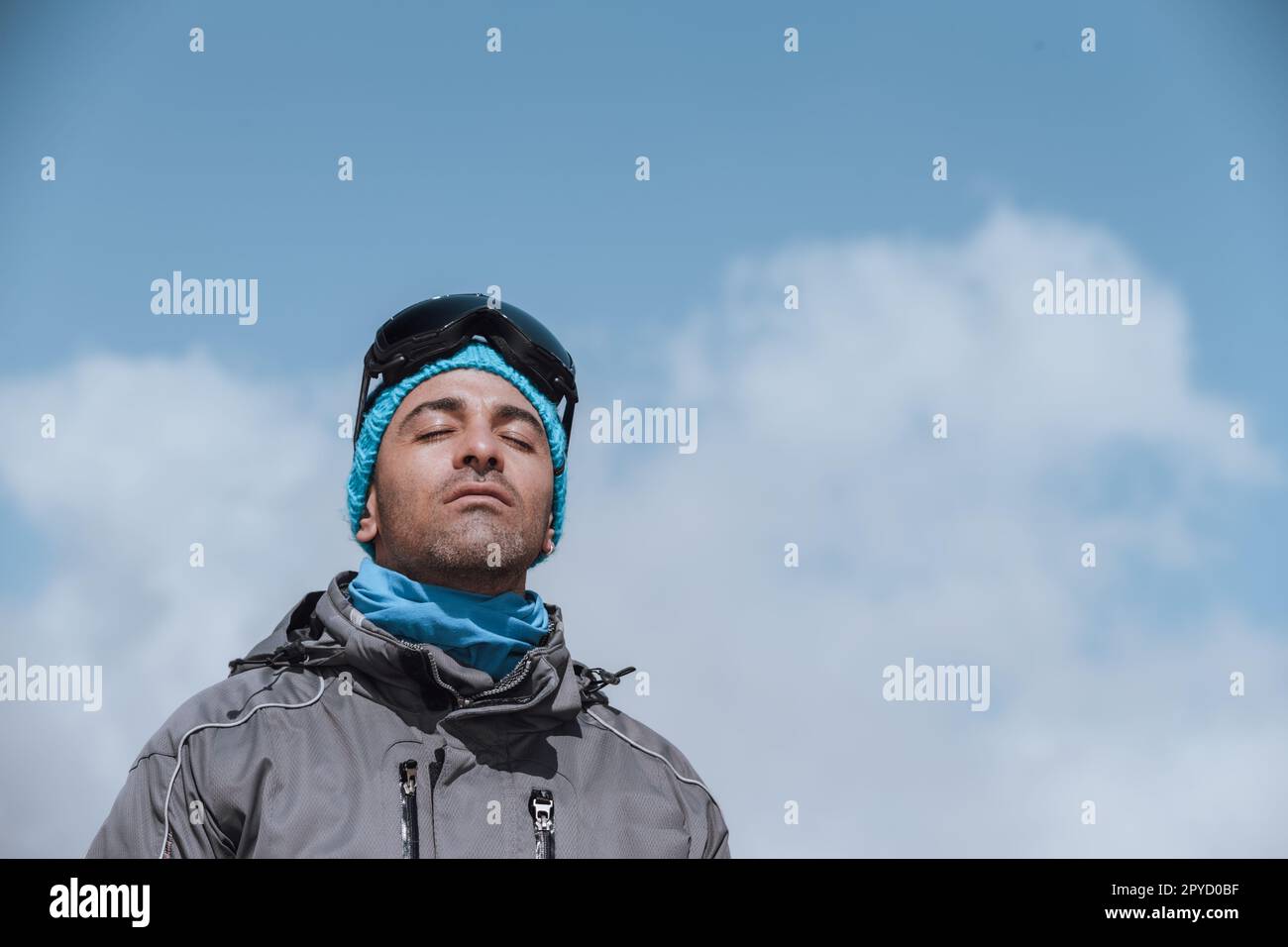 Uomo felice in vacanza invernale Foto Stock