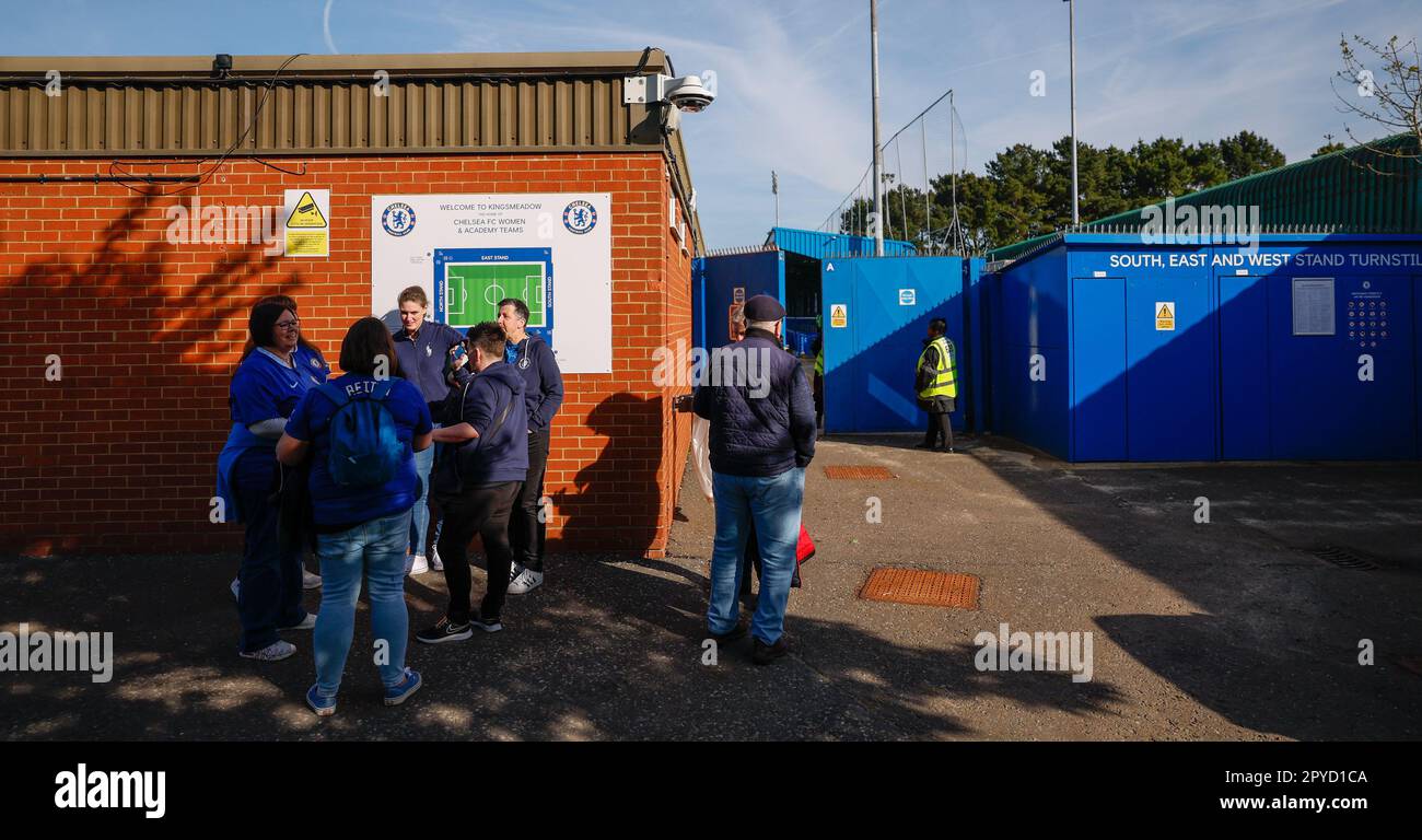 Londra, Regno Unito. 03rd maggio, 2023. Londra, Inghilterra, 3rd 2023 maggio: I fan di Chelsea attendono l'ingresso a Kingsmeadow prima della partita di calcio della Super League femminile di Barclays fa tra Chelsea e Liverpool a Kingsmeadow a Londra, Inghilterra. (James Whitehead/SPP) Credit: SPP Sport Press Photo. /Alamy Live News Foto Stock