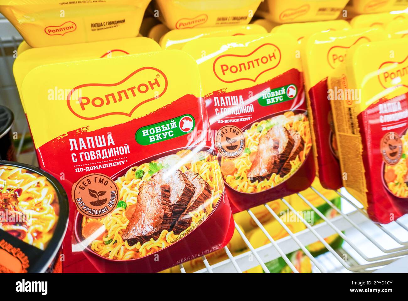 Samara, Russia - 30 aprile 2023: Tagliatelle cinesi Rollton in scatole di plastica sullo scaffale di un supermercato. Spaghetti istantanei. Messa a fuoco selettiva Foto Stock