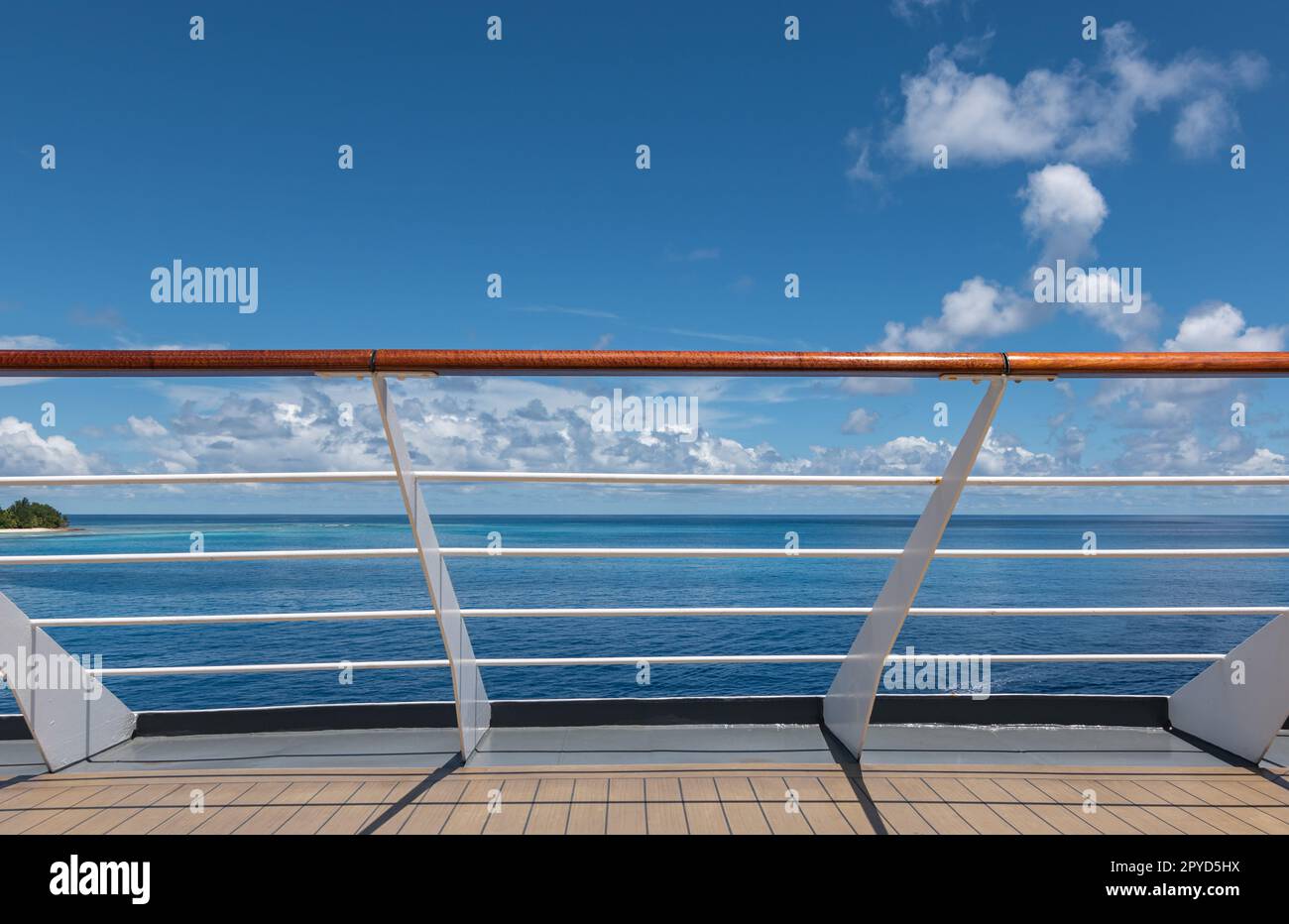 Ringhiera della nave da crociera con vista mare. Foto Stock