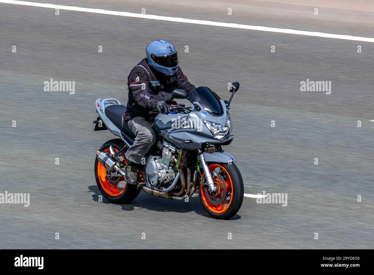 Motocicletta grigia Suzuki Bandit, che viaggia sull'autostrada M61 UK Foto Stock