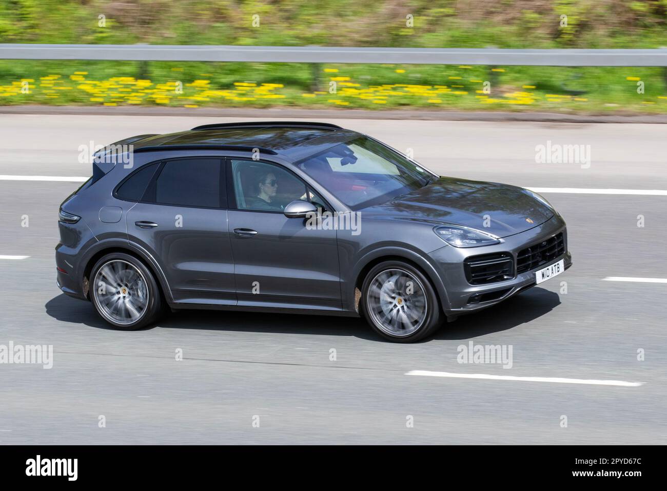 2019 Porsche Cayenne V8 Turbo Auto Bi Turbo 550 V8 Tiptronic S Auto Start/Stop Grey Car SUV benzina 3996 cc;viaggiando sull'autostrada M61 a Greater Manchester, Regno Unito Foto Stock