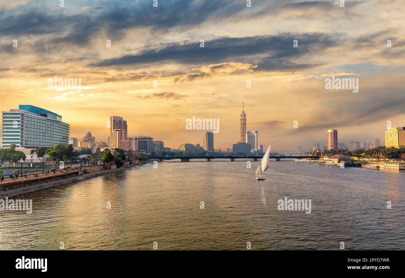 Il centro del Cairo, il ponte sul Nilo con la Torre e gli hotel alla moda, Egitto Foto Stock