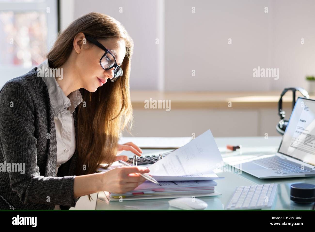 Contabile che utilizza la fattura elettronica o la fattura Foto Stock