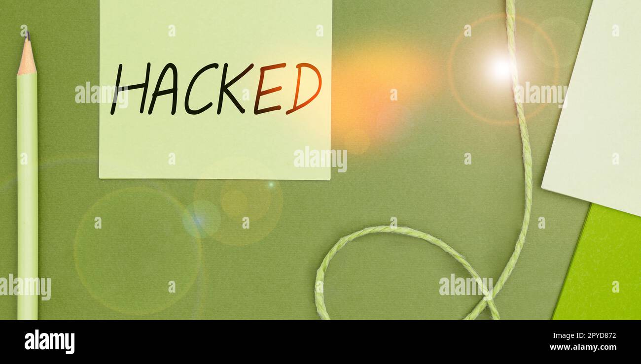 Didascalia di testo con Hacked. Word for accesso non autorizzato ai dati nel sistema o nel computer Cyber Crime Foto Stock