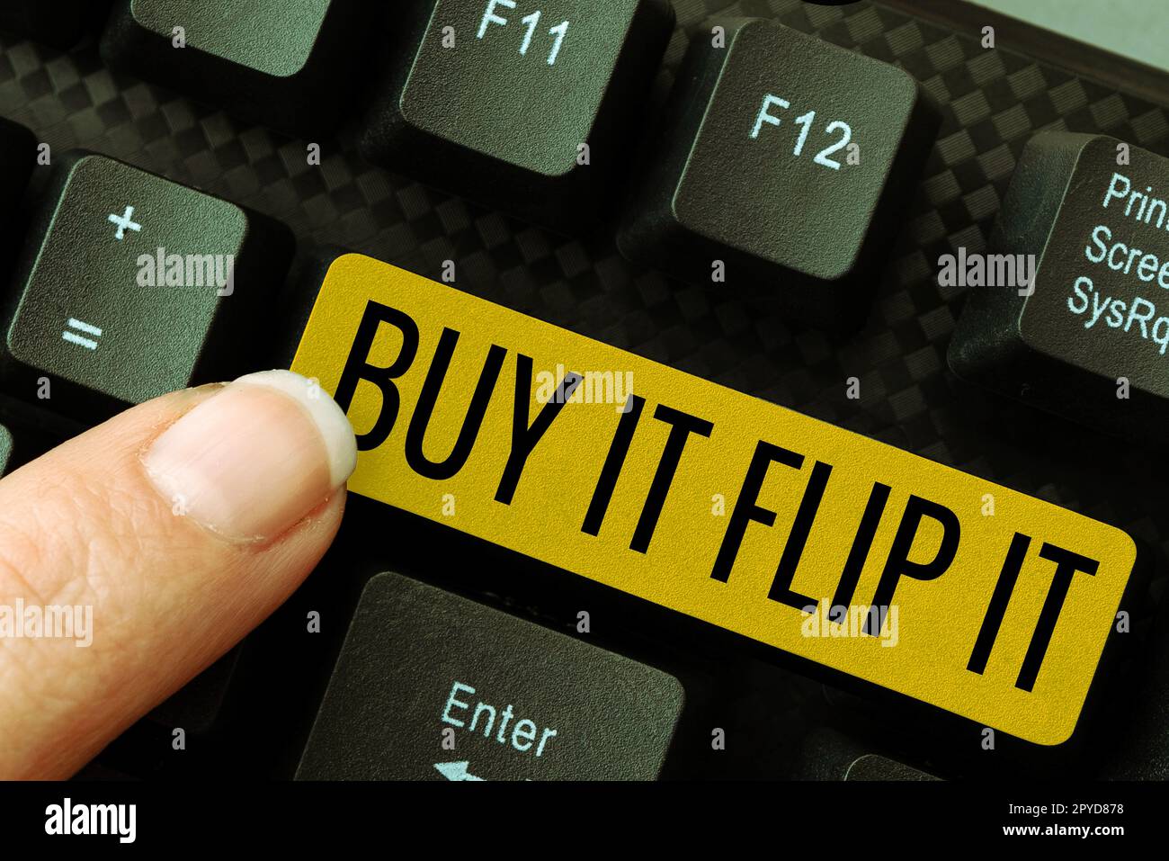 Testo scritto a mano compralo Flip it. Word for Buy qualcosa li ripara poi li vende per più profitto Foto Stock