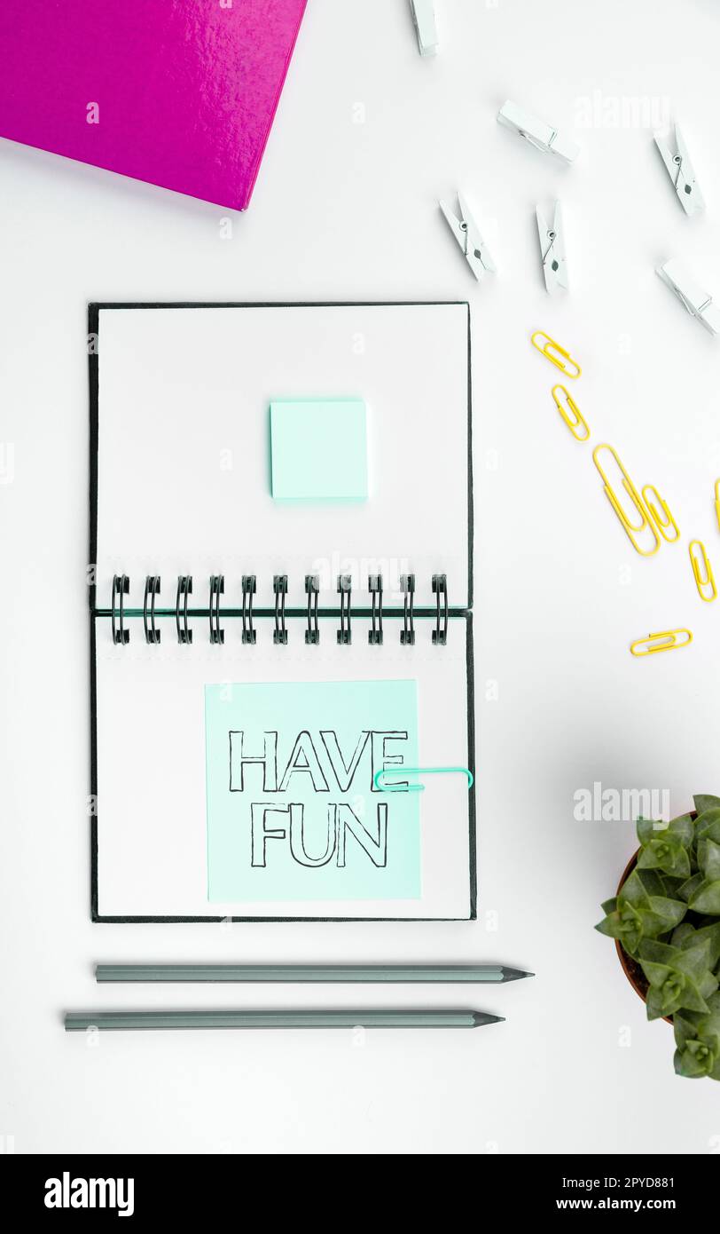 Presentazione di didascalie di testo Divertiti. Concetto che significa desiderio qualcuno buon e tempo piacevole quando fanno qualcosa Foto Stock