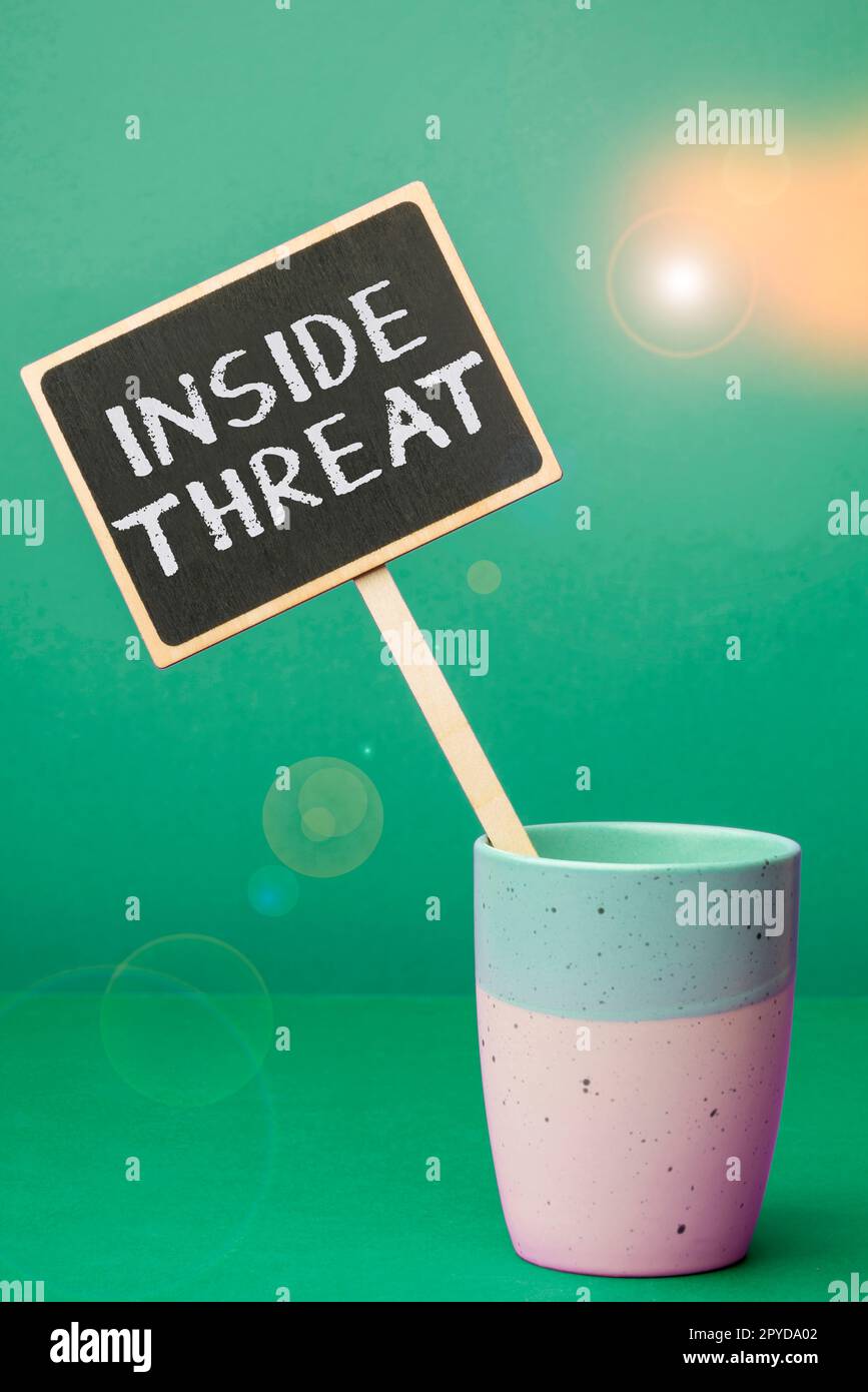 Cartello che mostra la minaccia interna. Foto concettuale informazioni che solo un addetto all'interno avrebbe informazioni reali Foto Stock