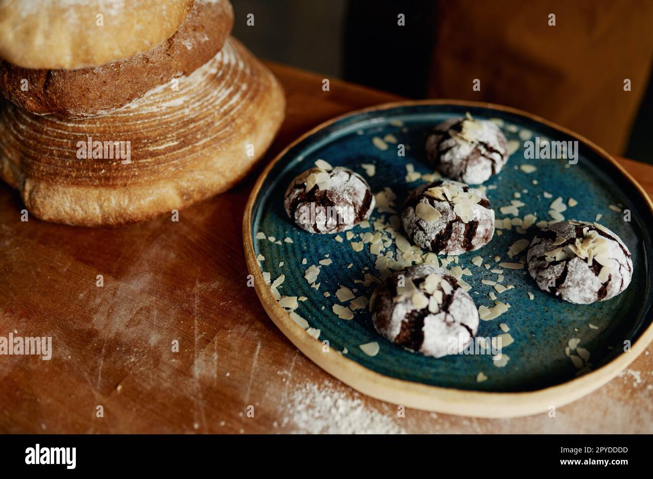 Closeup biscotti appena fatti su piatto e pane su tavola di legno Foto Stock