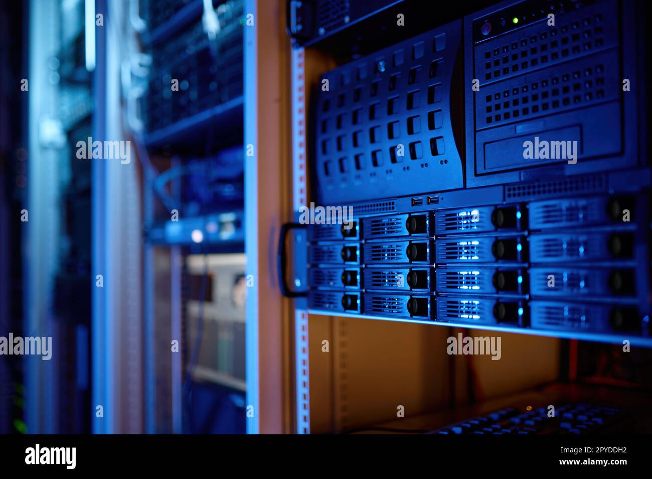 Primo piano del data center della sala server per il cloud computing Foto Stock