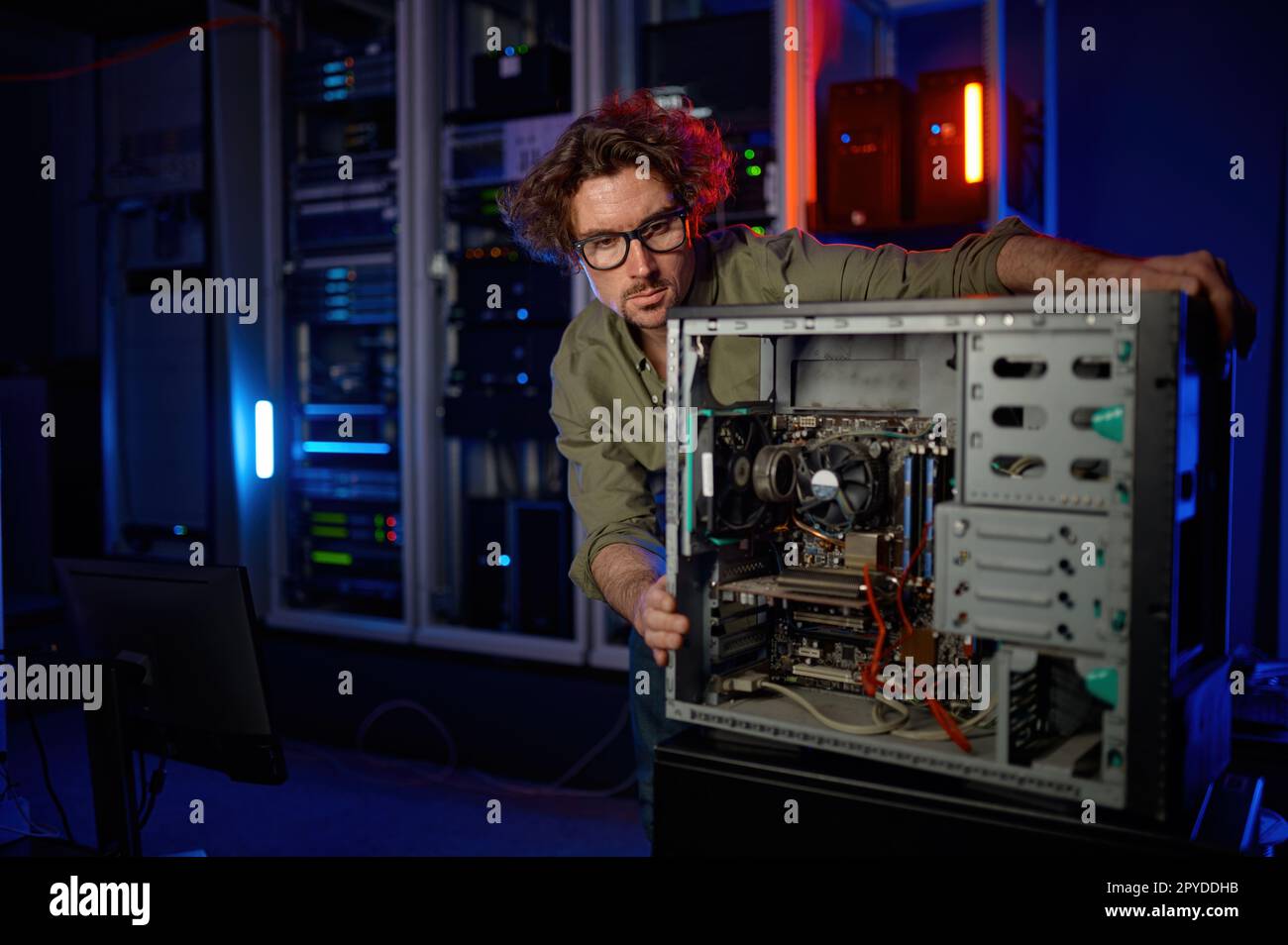 Riparatore che lavora con l'unità computer presso il centro di riparazione PC Foto Stock