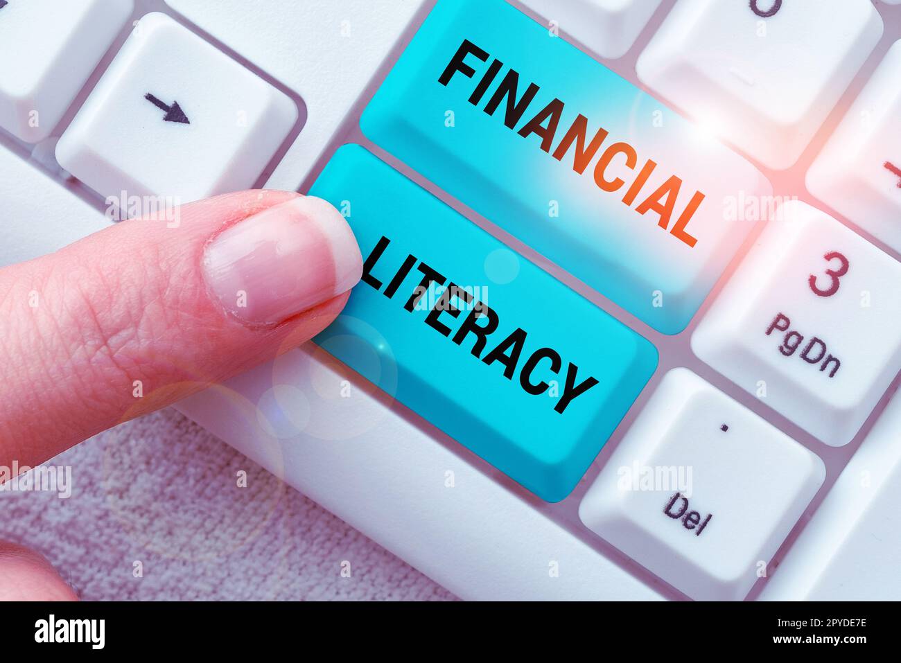Scrittura a mano testo alfabetizzazione finanziaria. Parola per capire e informato su come il denaro funziona Foto Stock