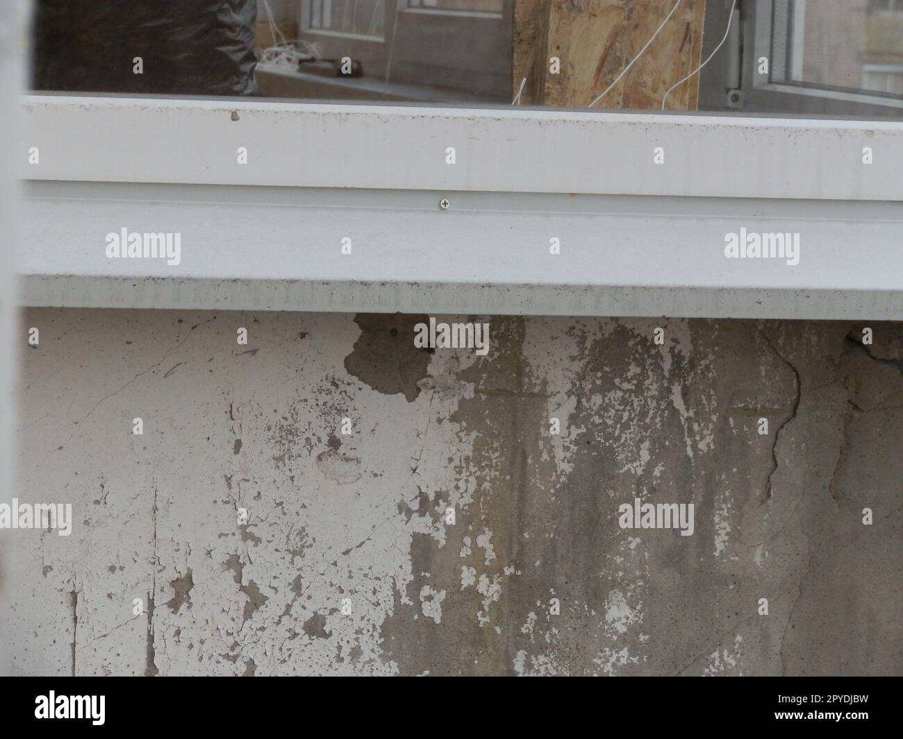 Vecchia lastra di ringhiere del balcone rotta che necessitava di essere riparata Foto Stock