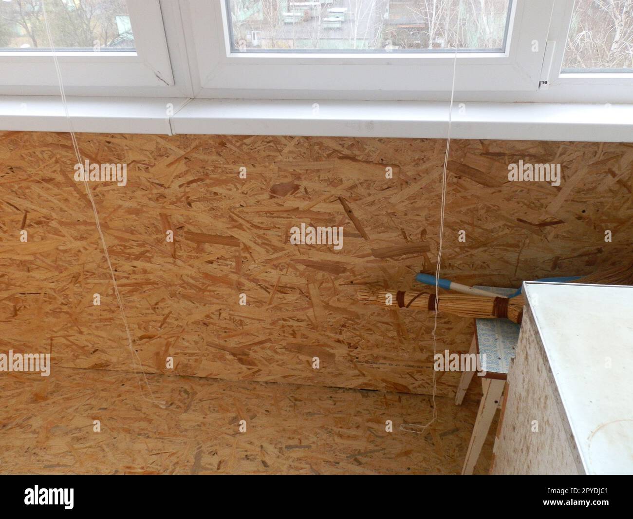 Riscaldamento e rivestimento con lastre di un balcone in una casa appartamento Foto Stock