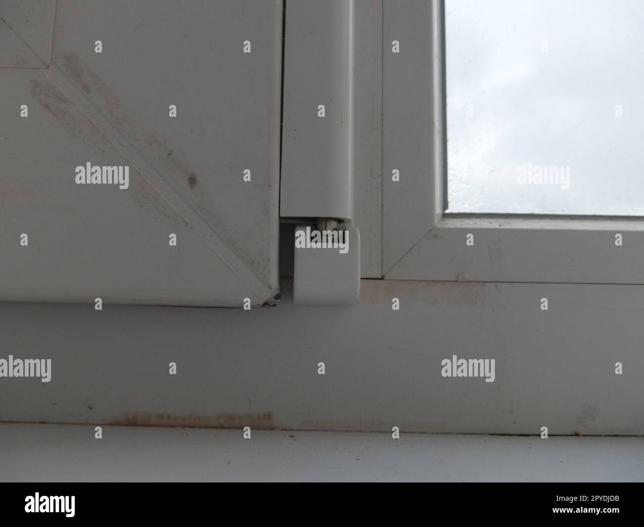 Riscaldamento e rivestimento con lastre di un balcone in una casa appartamento Foto Stock