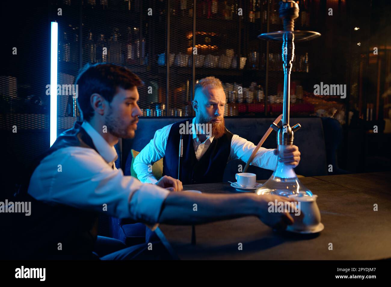 I buoni amici si incontrano nella lounge Hookah, concetto di relax Foto Stock