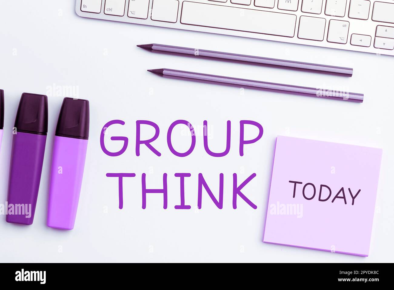 Scrittura a mano testo Gruppo Think. Panoramica aziendale raccogliere formalmente o informalmente per portare in su le idee Foto Stock