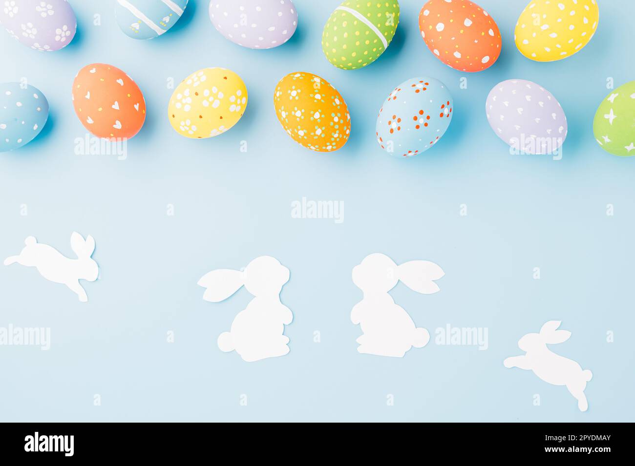 Coniglietto di uova di Pasqua e coniglio carta bianca tagliata isolato Foto Stock