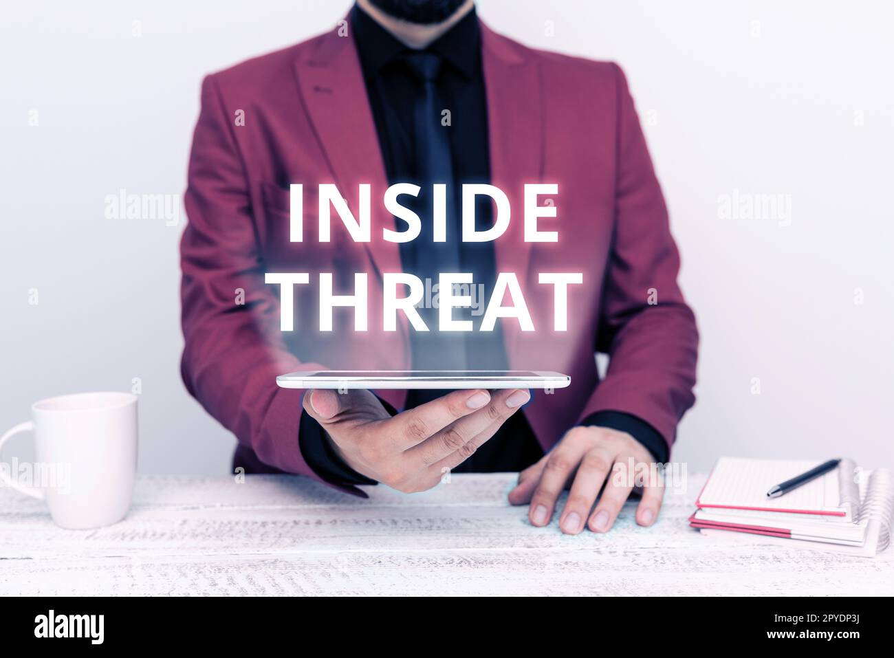 Cartello che mostra la minaccia interna. Foto concettuale informazioni che solo un addetto all'interno avrebbe informazioni reali Foto Stock