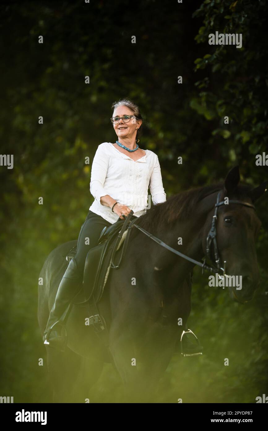 Donna a cavallo. Sport equestri, concetto di equitazione Foto Stock