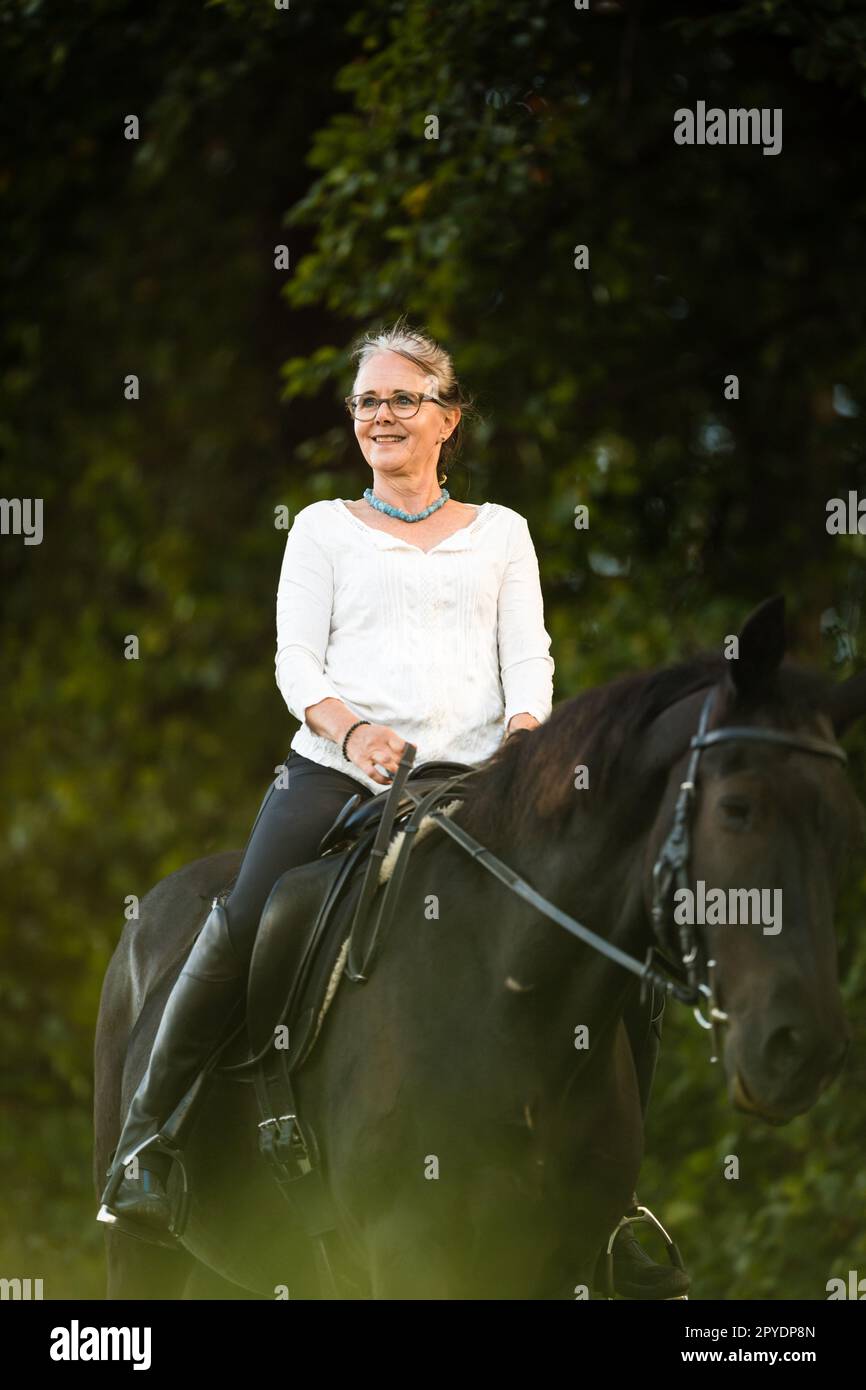 Donna a cavallo. Sport equestri, concetto di equitazione Foto Stock