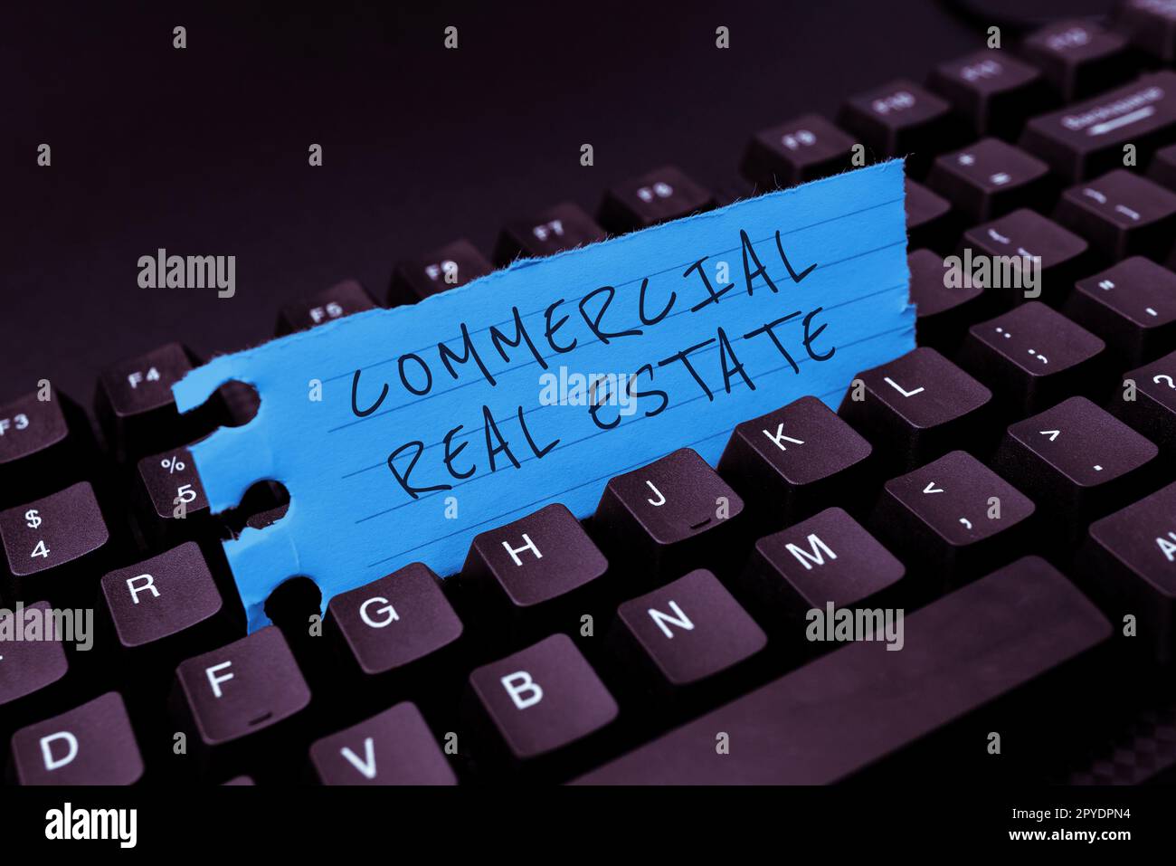 Scrittura che visualizza il testo bene immobile commerciale. Concettuale foto reddito costruzione di proprietà o terreno per scopi commerciali Foto Stock