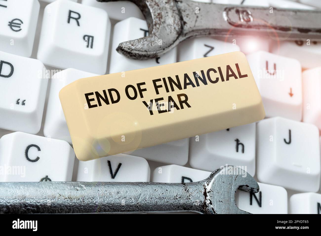 Visualizzazione concettuale fine dell'anno finanziario. Word per rivedere e modificare i fogli contabili dell'anno precedente Foto Stock