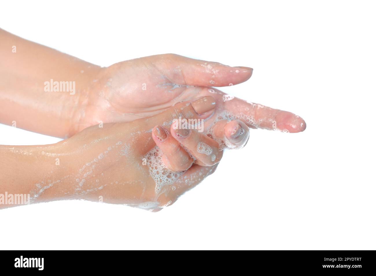 Primo piano delle mani lavate con sapone isolato su fondo bianco prevenzione del coronavirus igiene delle mani. Protezione da pandemia di Corona virus pulendo frequentemente le mani. Foto Stock