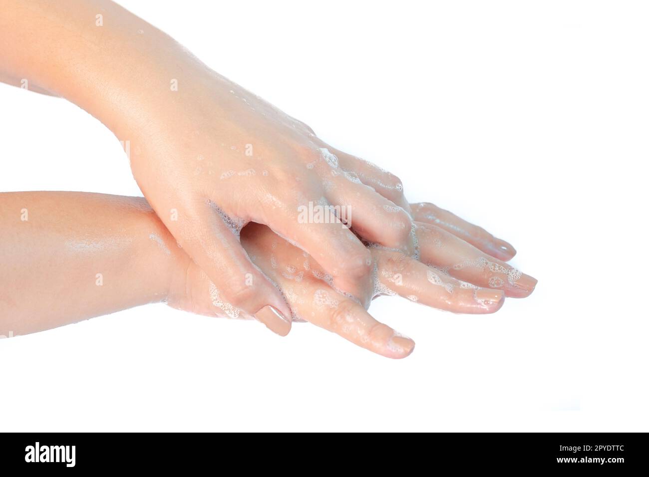 Primo piano delle mani lavate con sapone isolato su fondo bianco prevenzione del coronavirus igiene delle mani. Protezione da pandemia di Corona virus pulendo frequentemente le mani. Foto Stock