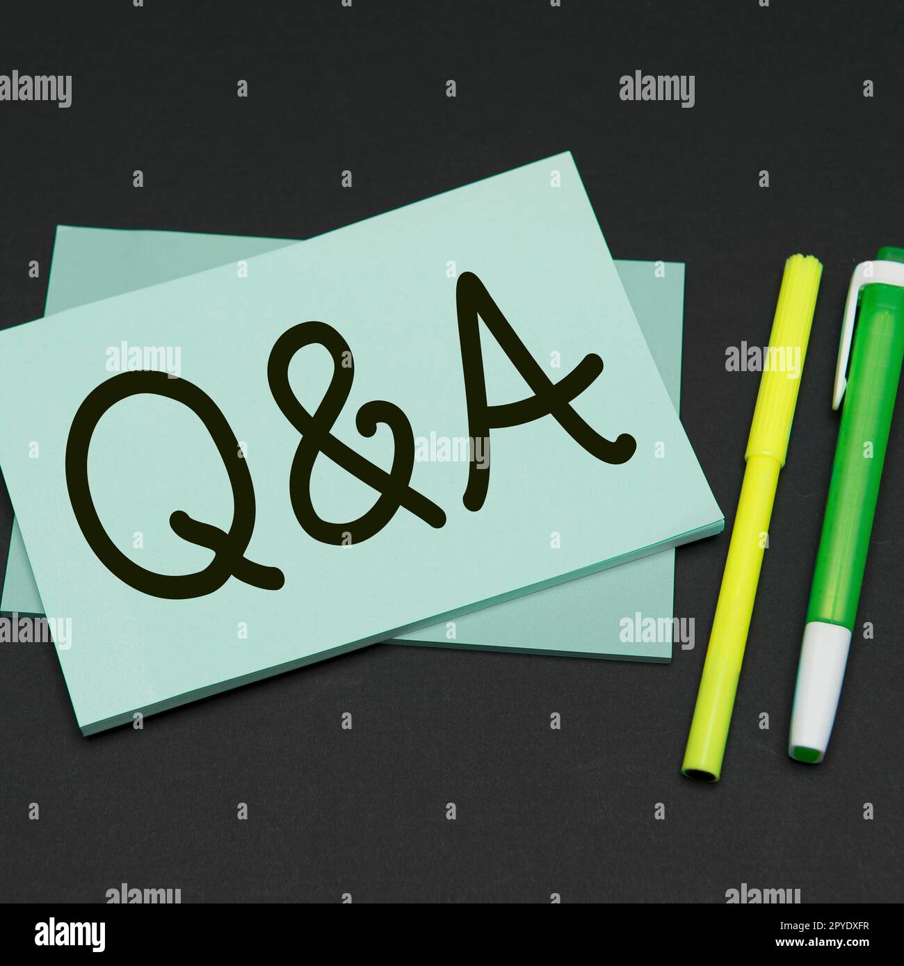 Scrittura a mano segno Q A. concetto di Internet definito come domande e risposte Foto Stock