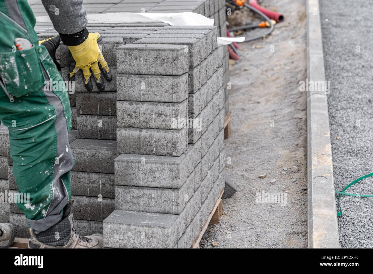 blocchi di cemento per la costruzione di marciapiedi e strade Foto Stock