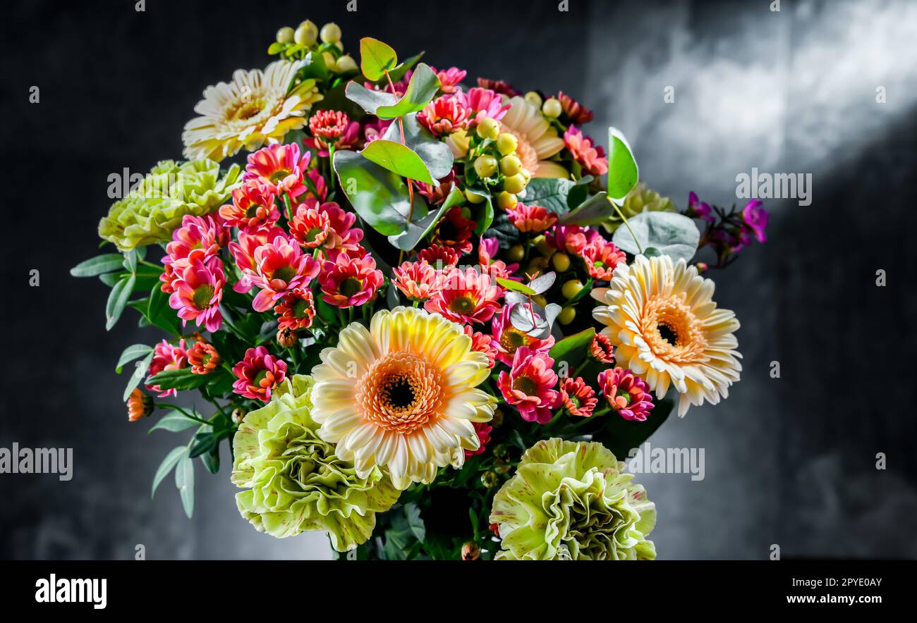Composizione con bouquet di fiori recisi di fresco Foto Stock