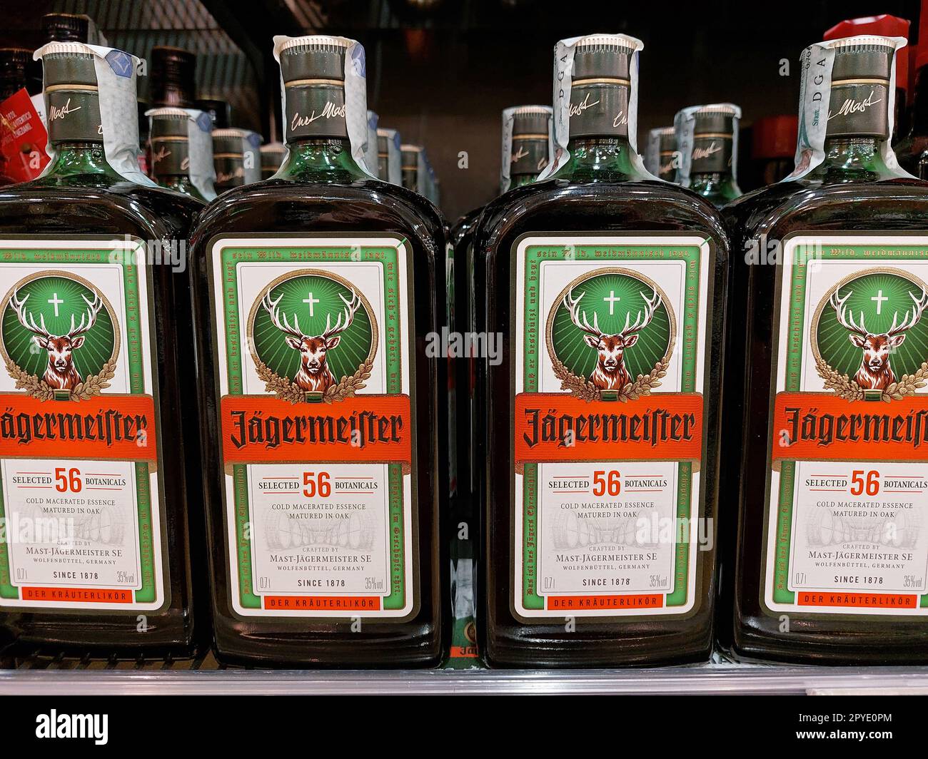 Bottiglie Jagermeister in un supermercato Foto Stock