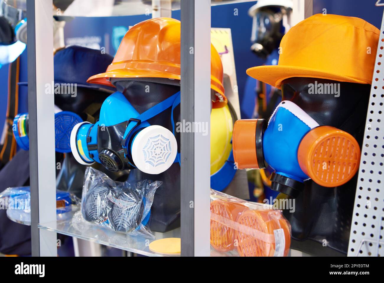 Maschere protettive con filtri per la produzione e la costruzione in magazzino Foto Stock